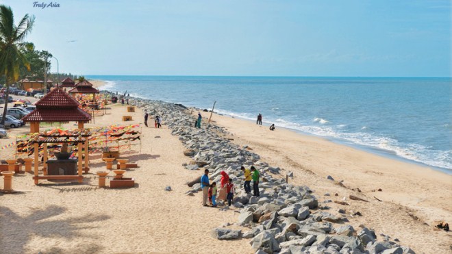 Pantai Cahaya Bulan